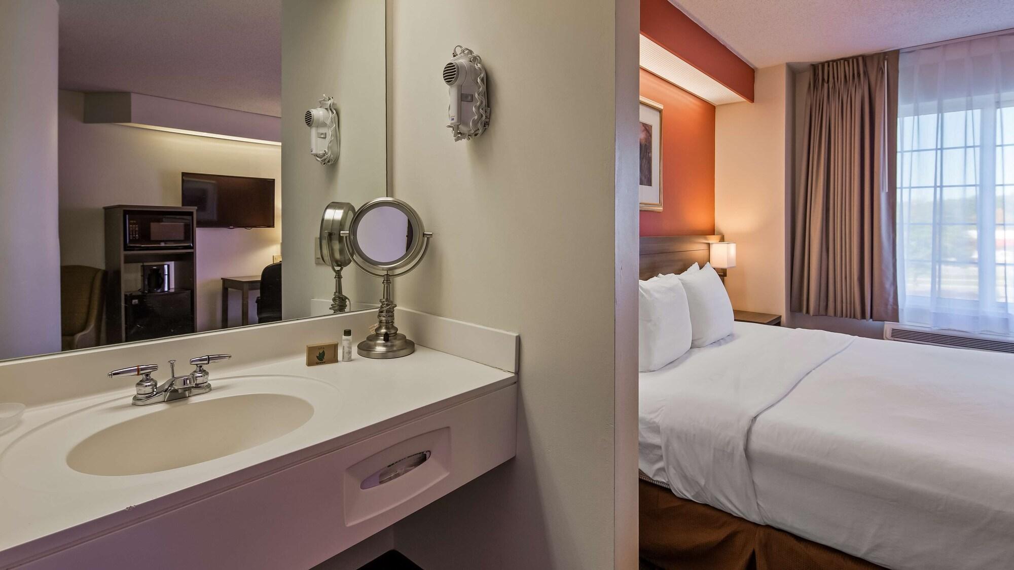 Charlevoix Inn & Suites Surestay Collection By Best Western Eksteriør billede