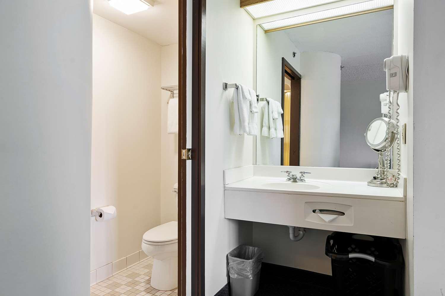 Charlevoix Inn & Suites Surestay Collection By Best Western Eksteriør billede