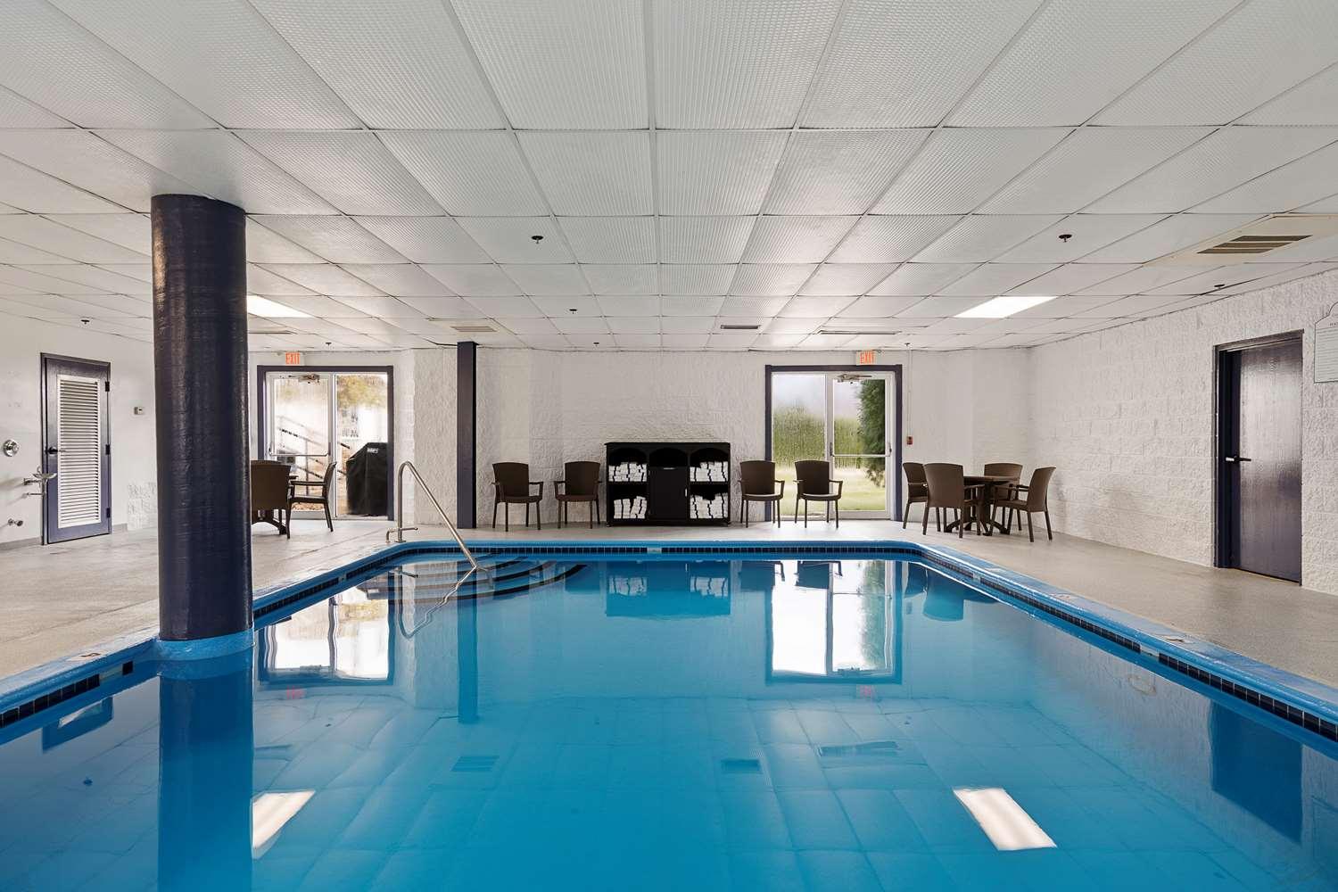 Charlevoix Inn & Suites Surestay Collection By Best Western Eksteriør billede