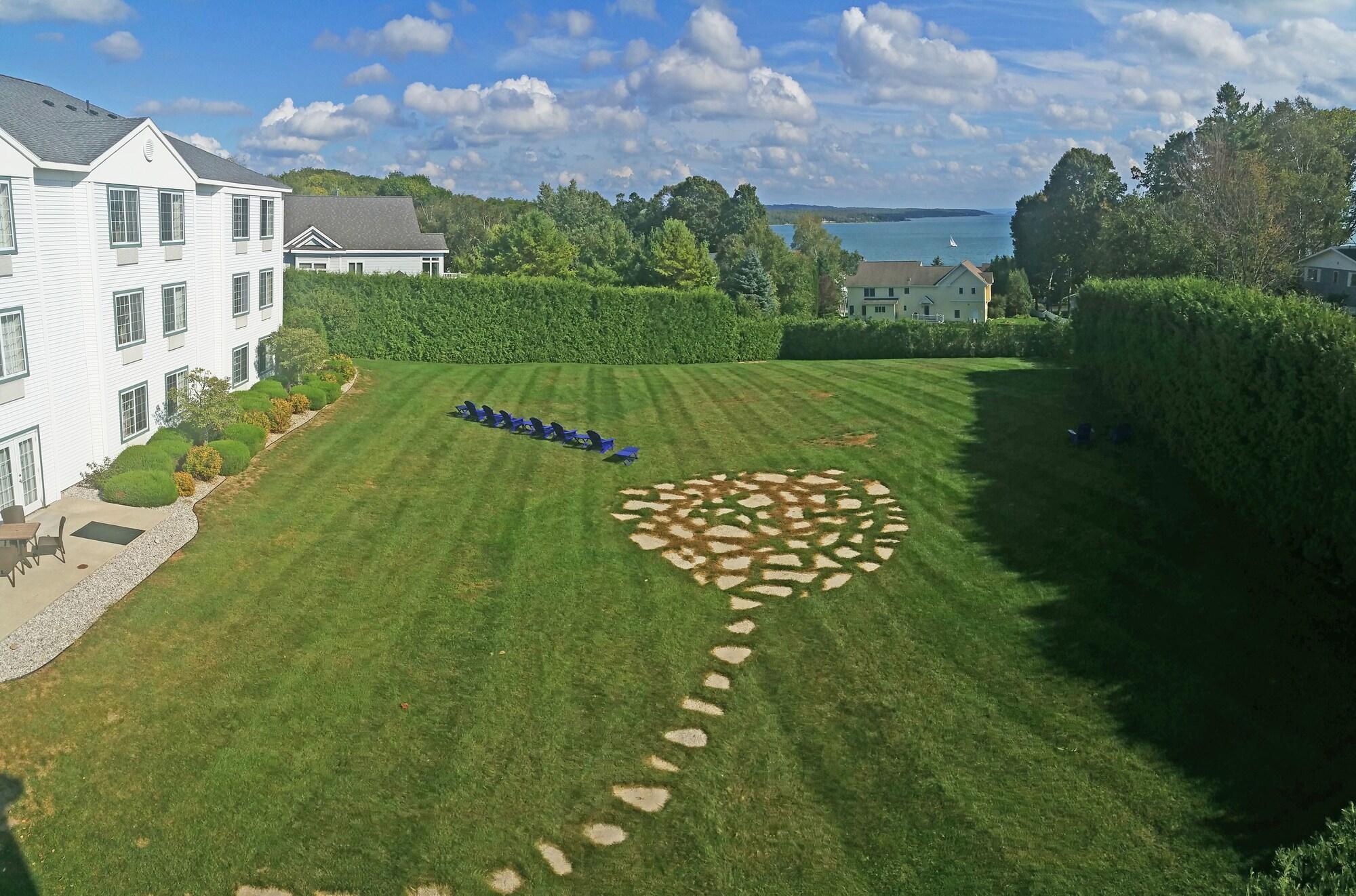 Charlevoix Inn & Suites Surestay Collection By Best Western Eksteriør billede