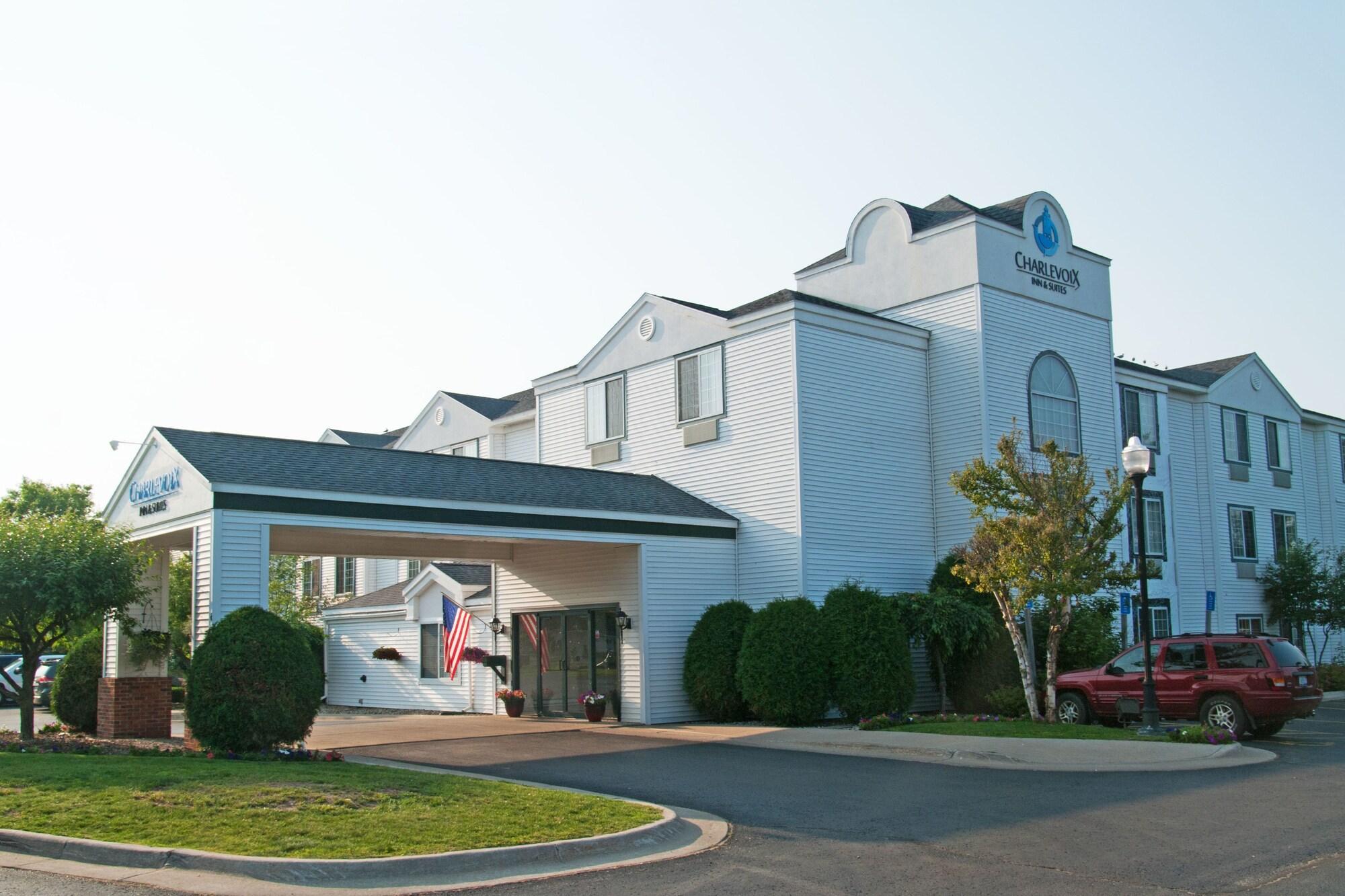 Charlevoix Inn & Suites Surestay Collection By Best Western Eksteriør billede