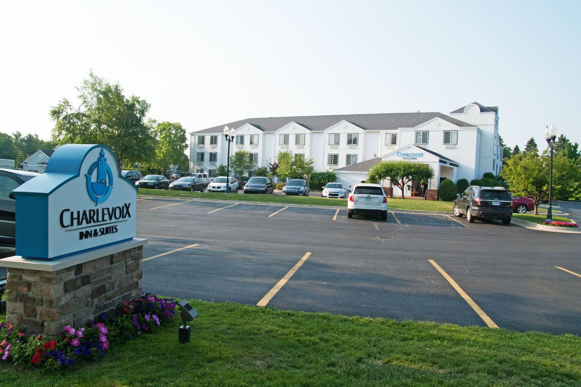 Charlevoix Inn & Suites Surestay Collection By Best Western Eksteriør billede