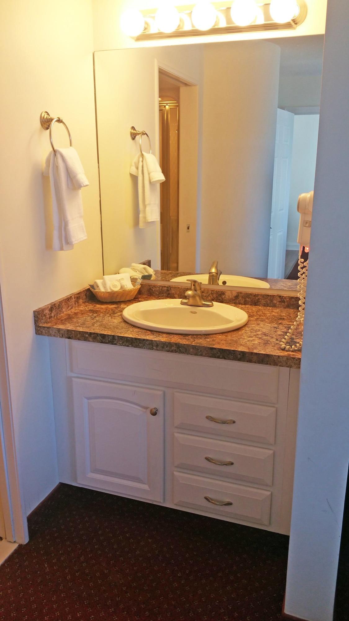 Charlevoix Inn & Suites Surestay Collection By Best Western Eksteriør billede